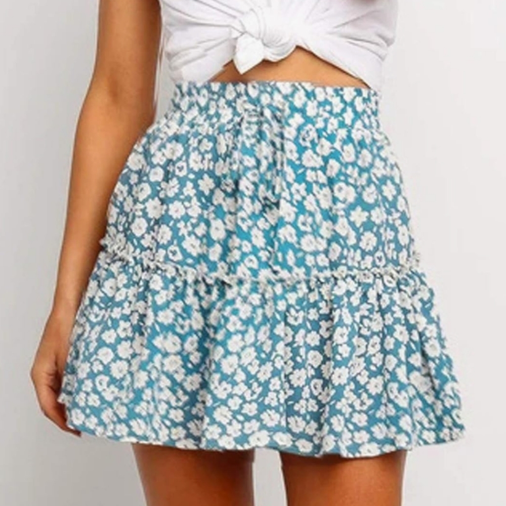 Beautiful and delicate flower skirt, ROMWE.  size s.  Like new. See a